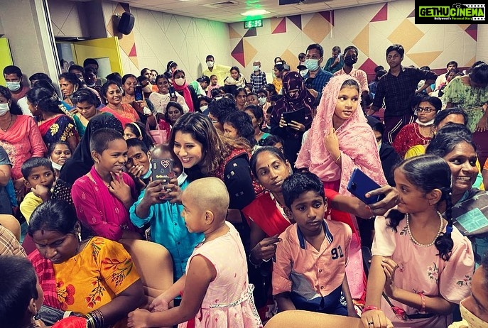 Priyanka Deshpande Instagram - Cancer is just a chapter in our lives and not the whole story. Spent an evening with these lovely children who recovered from cancer. Yes! Cancer in children is curable. A big hug from me to all the kids who are fighting cancer. Thank you @rayoflightfoundation_ngo 🙏🏻 ❤ Dr Priya and Dr Ilan for inviting me to meet these lovely kutties. Adi kadi nanga fun panna porome❤❤ . . . #children #wecanfightthis #cancerinchildreniscurable #cancerinchildrenawareness #rayoflightindia