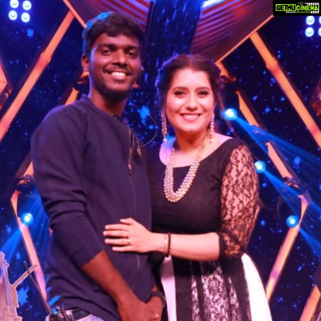 Priyanka Deshpande Instagram - Finish ho gayaaa makkale! Loved every bit of hosting BBJ2. Whataaaaa journeyy man!🥳 The bestest moment of this season for me was the celebration of my 10 years on @vijaytelevision. Thank you makkalee ❤️🥹 Respect and huge thanks to the The pilllars of BBJ2 @meramyakrishnan you are our Lady Super Star ❤️ the bestest judge, beautiful in and out with only positive vibes. Will miss you the most mam❤️❤️❤️ @dancersatz Anbu jeikum Satz! So happy that we managed to become good friends in this show finally! After so much of drama, A friend for life time Ipo. 🤍🤍🤍 @joshua_preetham - Director of BBJ2! Tambi, Ivlo patience ula director Na pathadhu ila pa. Wishing you the best in all your projects chellamee. Finally got to be your anchor for one full season. ❤️ Thank you to the entire team of Box office studio ❤️@djblackchennai Ni ilama endha show um ila Vijay Tv la..😙Thank you Jaggan Sir, Vivek anna, Naveen anna, @duraiadams Tambi and team❤️ love you guys❤️ @vishnukanth_gk will torture you for more pics for the rest of my life. ❤️❤️ you are amazing chellamee❤️ Krishna anna and Dineshaa Thank you for looking after me.❤️❤️ @suresh.menon - My stylist, my designer, my therapist. You made the beautiful look more beautiful Suraaa the whole season🤪❤️I love you ❤️ Special mention to all the editors, technicians, makeup artists, hairstylists, pre and post production team and the full crew❤️❤️Let’s all grow together 🤗 This show will be very close to my heart. After BB5 working with my friends was an incredible journey. Gopals oda first show together, best friends as contestants. It was just like a family get together every week. Never got a chance to miss them.. Ipo will miss them and will torture them in different ways. All you guys made BBJ2 a very very special one for me. Another one ticked on my bucket list. Love you all. Untill we work together “Nanga Elam one aanom, BBJ2 la friend aanom” ❤️🥹 see you all soon🤍