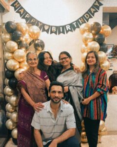 Punit Pathak Instagram - Me with the Singhs ! The lionesses !! 
.
@nidhimoonysingh @sitarasinghraghuvanshi @shrutisitarasingh #amma 
.
.
#family #love #respect #women #power #girlboss