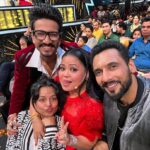Punit Pathak Instagram - Superstar singer finale with the superstars ! ❤️❤️❤️ . . @nidhimoonysingh @bharti.laughterqueen @haarshlimbachiyaa30 . . #friends #fun
