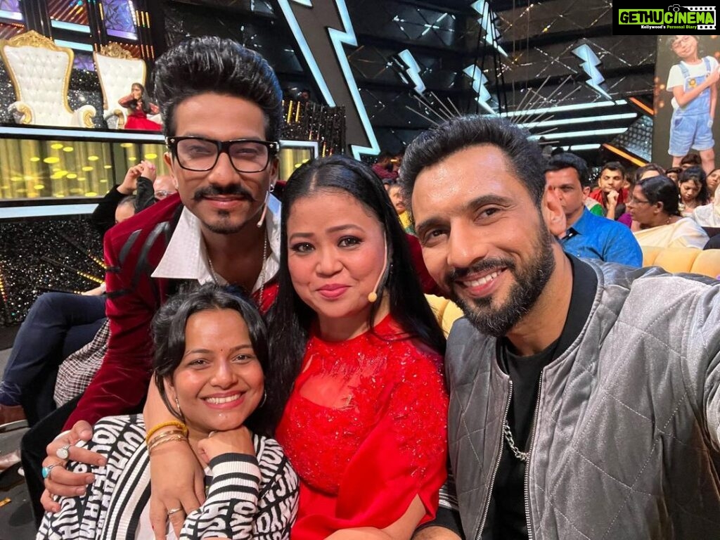 Punit Pathak Instagram - Superstar singer finale with the superstars ! ❤❤❤ . . @nidhimoonysingh @bharti.laughterqueen @haarshlimbachiyaa30 . . #friends #fun