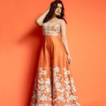 Raashi Khanna Instagram – It’s ok for things to be messy at times..! 🍊
#promotions #sardar 

Outfit @vaishaliagarwal_ 
Jewelery @amrapalijewels 
Styled by @archamehta 
Assisted by @poorvjainn 
Makeup @kalyaninayakmakeupandhair 
Hair @akshatahonawar 
📸 @kiransaphotography