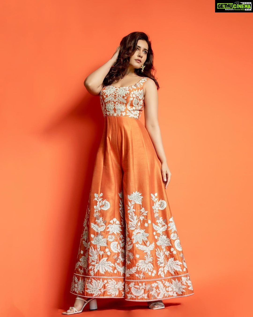Raashi Khanna Instagram - It’s ok for things to be messy at times..! 🍊 #promotions #sardar Outfit @vaishaliagarwal_ Jewelery @amrapalijewels Styled by @archamehta Assisted by @poorvjainn Makeup @kalyaninayakmakeupandhair Hair @akshatahonawar 📸 @kiransaphotography