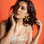 Raashi Khanna Instagram – It’s ok for things to be messy at times..! 🍊
#promotions #sardar 

Outfit @vaishaliagarwal_ 
Jewelery @amrapalijewels 
Styled by @archamehta 
Assisted by @poorvjainn 
Makeup @kalyaninayakmakeupandhair 
Hair @akshatahonawar 
📸 @kiransaphotography