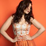 Raashi Khanna Instagram – It’s ok for things to be messy at times..! 🍊
#promotions #sardar 

Outfit @vaishaliagarwal_ 
Jewelery @amrapalijewels 
Styled by @archamehta 
Assisted by @poorvjainn 
Makeup @kalyaninayakmakeupandhair 
Hair @akshatahonawar 
📸 @kiransaphotography