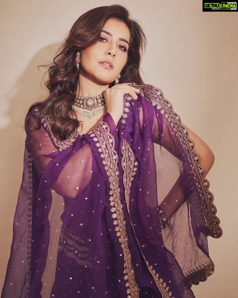 Raashi Khanna Instagram - 🪔🪔🪔 #happydiwali @kavithaguttaofficial @vasundharadiamondrf @nithishasriram 💟 💄 @ronan_mili 📸 @arifminhaz Asst by @thejaswitanneru