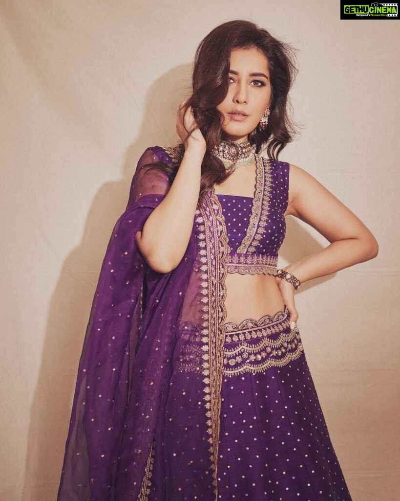 Raashi Khanna Instagram - 🪔🪔🪔 #happydiwali @kavithaguttaofficial @vasundharadiamondrf @nithishasriram 💟 💄 @ronan_mili 📸 @arifminhaz Asst by @thejaswitanneru