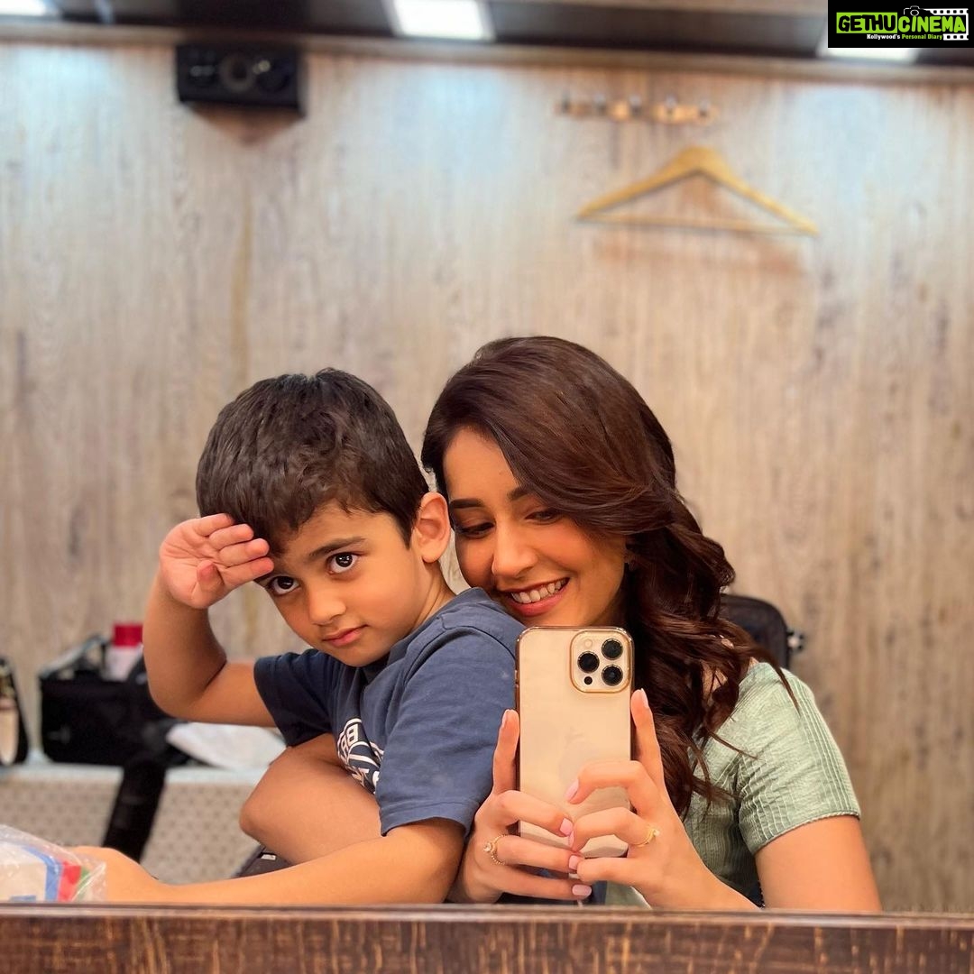 Raashi Khanna Instagram - My little Yodha, Neil, on the sets of #yodha 💪🏻 #delhi ♥️