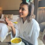 Radhika Apte Instagram - Hotel rooms and Khichadi #workmode #iloveroomservice #bathrobemonday Bandra