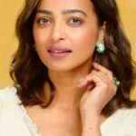 Radhika Apte Instagram – Want to know the secret behind @radhikaofficial glow? It’s our #EvenBetter makeup that cares for your skin ✨

Join us in celebrating the festive season with glow, joy & sparkle! 

Shop today to avail exciting offers on www.clinique.in 

#PopLipstick #Lipstick #Skincare #Clinique #Beauty #Makeup #Parabenfree #Fragrancefree