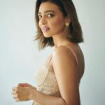 Radhika Apte Instagram - #Alcoholia song OUT NOW! #alcoholia #vikramvedhasong #vikramvedha #30thSep ⭐️ Outfit - @anitadongre Earrings - @romanarsinghaniofficial HMU - @kritikagill Styling - @who_wore_what_when Photography - @rishabhkphotography