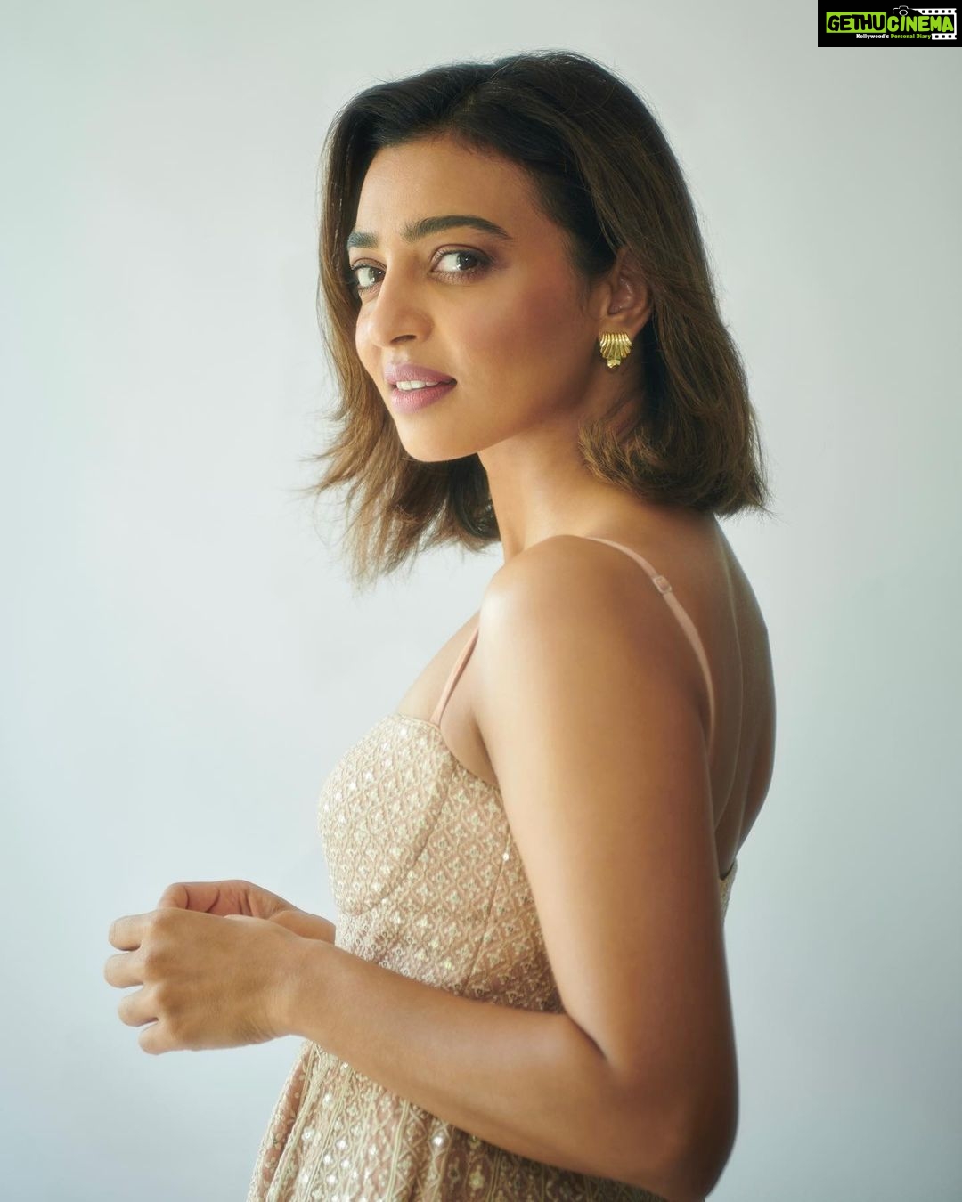 Radhika Apte Instagram - #Alcoholia song OUT NOW! #alcoholia #vikramvedhasong #vikramvedha #30thSep ⭐️ Outfit - @anitadongre Earrings - @romanarsinghaniofficial HMU - @kritikagill Styling - @who_wore_what_when Photography - @rishabhkphotography