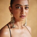 Radhika Apte Instagram - #vikramvedhapromotions 🌹 Outfit - @saakshakinni Earrings - @abhilasha_pret_jewelry HMU - @kritikagill Styling - @who_wore_what_when Photography - @chandrahas_prabhu