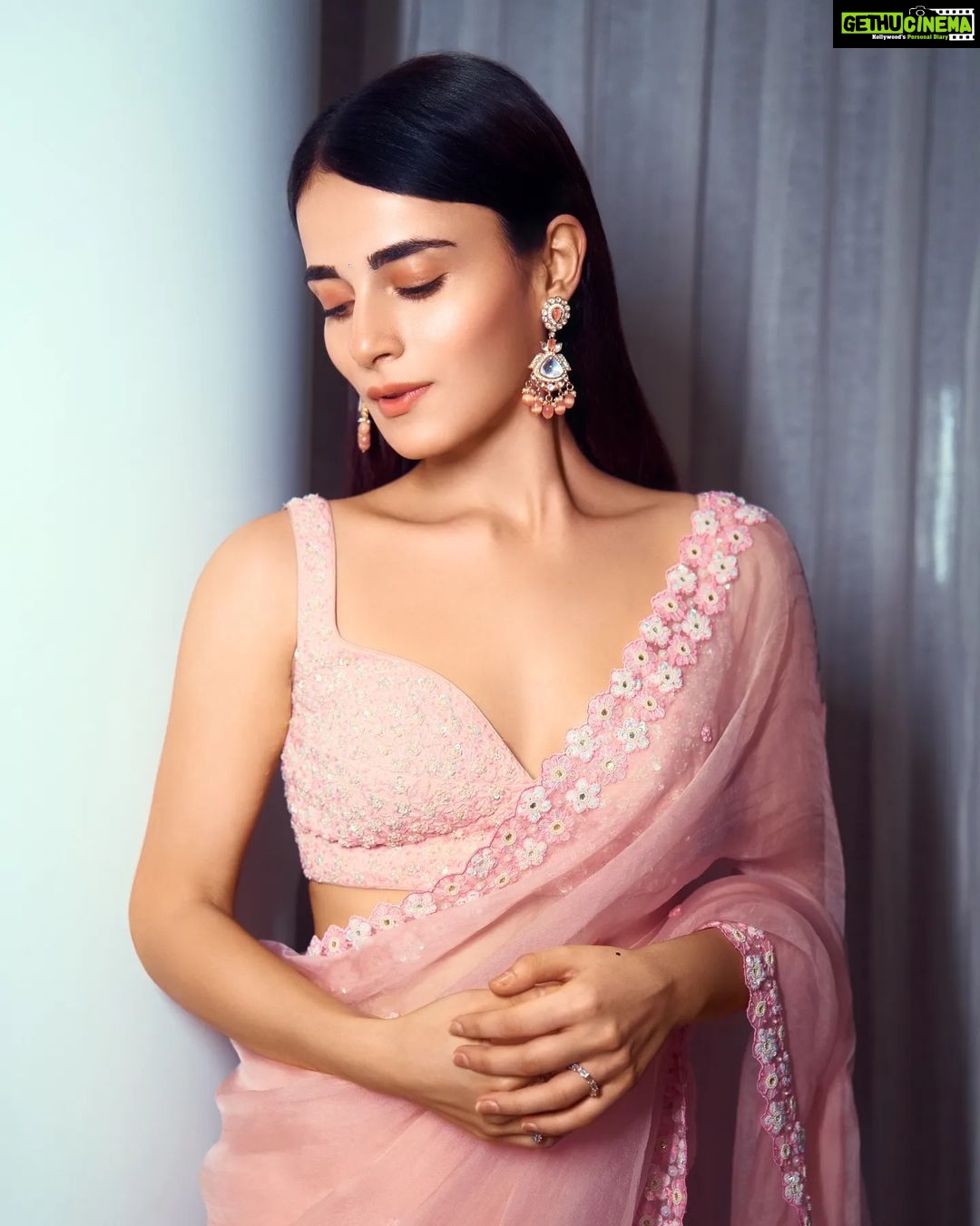 Radhika Madan Instagram - झुकी हुई निगाह में, कहीं मेरा ख़याल था दबी दबी हँसीं में इक, हसीन सा गुलाल था💕