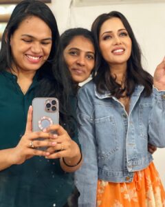 Raiza Wilson Instagram - Working with @ramya_mua is always mad fun ♥️🕺🏼 with great results 🫶🏼 
#behindthescenes @basement._studios