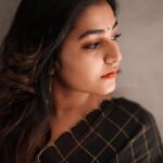 Rajisha Vijayan Instagram - Draped in black and gold 🖤 Sardar Kerala Promotions 🥻 @jugalbandhi 📸 @jiksonphotography 💄 @seema_haridas_official Assisted by @lakshmi_jaganthan #sardarmovie #diwalirelease #oct21 Studio Loc