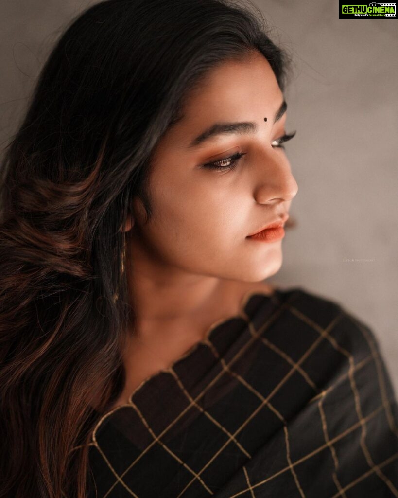 Rajisha Vijayan Instagram - Draped in black and gold 🖤 Sardar Kerala Promotions 🥻 @jugalbandhi 📸 @jiksonphotography 💄 @seema_haridas_official Assisted by @lakshmi_jaganthan #sardarmovie #diwalirelease #oct21 Studio Loc