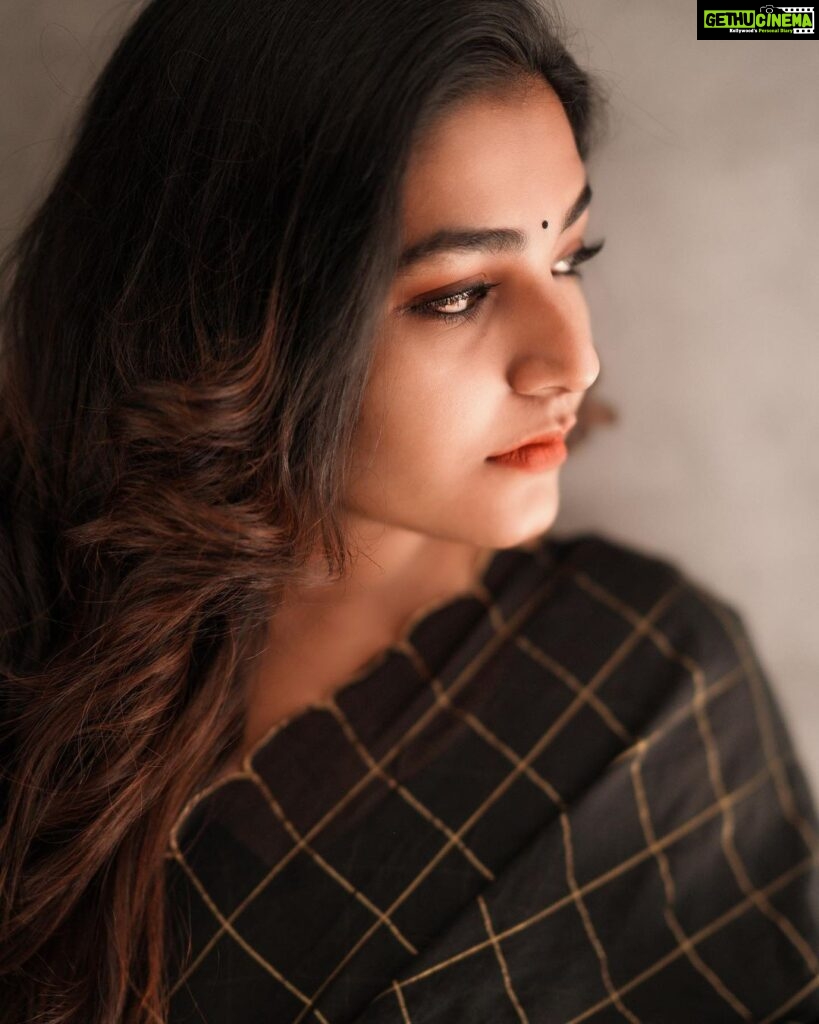 Rajisha Vijayan Instagram - Draped in black and gold 🖤 Sardar Kerala Promotions 🥻 @jugalbandhi 📸 @jiksonphotography 💄 @seema_haridas_official Assisted by @lakshmi_jaganthan #sardarmovie #diwalirelease #oct21 Studio Loc