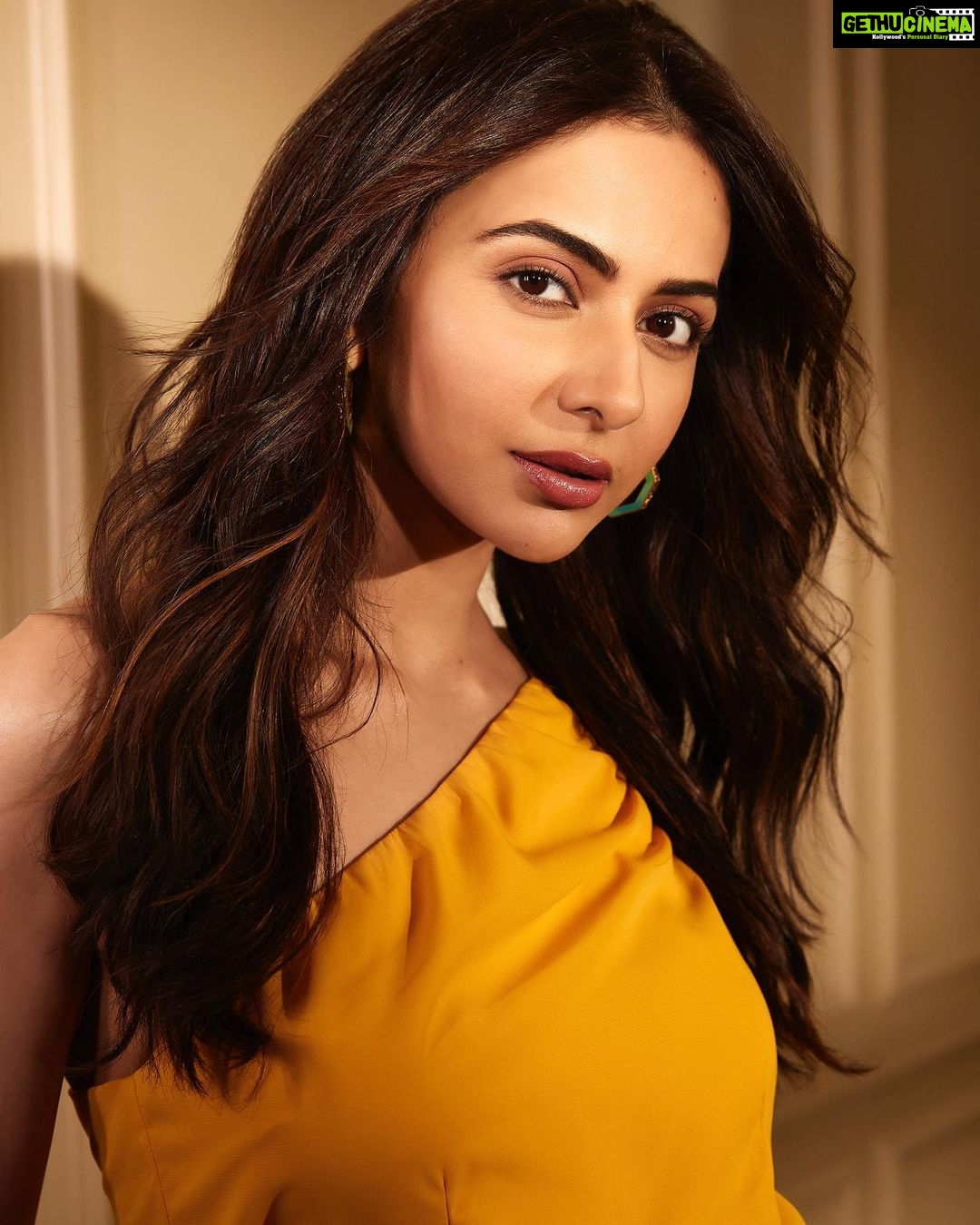 Rakul Preet Singh Instagram - Be your own sunshine ☀️ #cuttputllionhotstar tomorrow 😁😁 Sept2