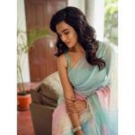 Ramya Pandian Instagram – Dash of Rainbow 🌈 

Photography @anupamasindhia 
Outfit @label_ts_official @sundari_designer 
Make up & Hair @salomirdiamond 
Jewellery @original_narayanapearls 

#ramyapandian #saree