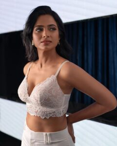 Ramya Pandian Instagram - Swan above waters 🤍 Photographer @waranyogesh_v Make up @salomirdiamond Hair styling @raisedbrowsbybhavani Styling @theresa.shalini #styledbyshalz Accessories @adorebypriyanka #ramyapandian