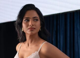 Ramya Pandian Instagram - Swan above waters 🤍 Photographer @waranyogesh_v Make up @salomirdiamond Hair styling @raisedbrowsbybhavani Styling @theresa.shalini #styledbyshalz Accessories @adorebypriyanka #ramyapandian