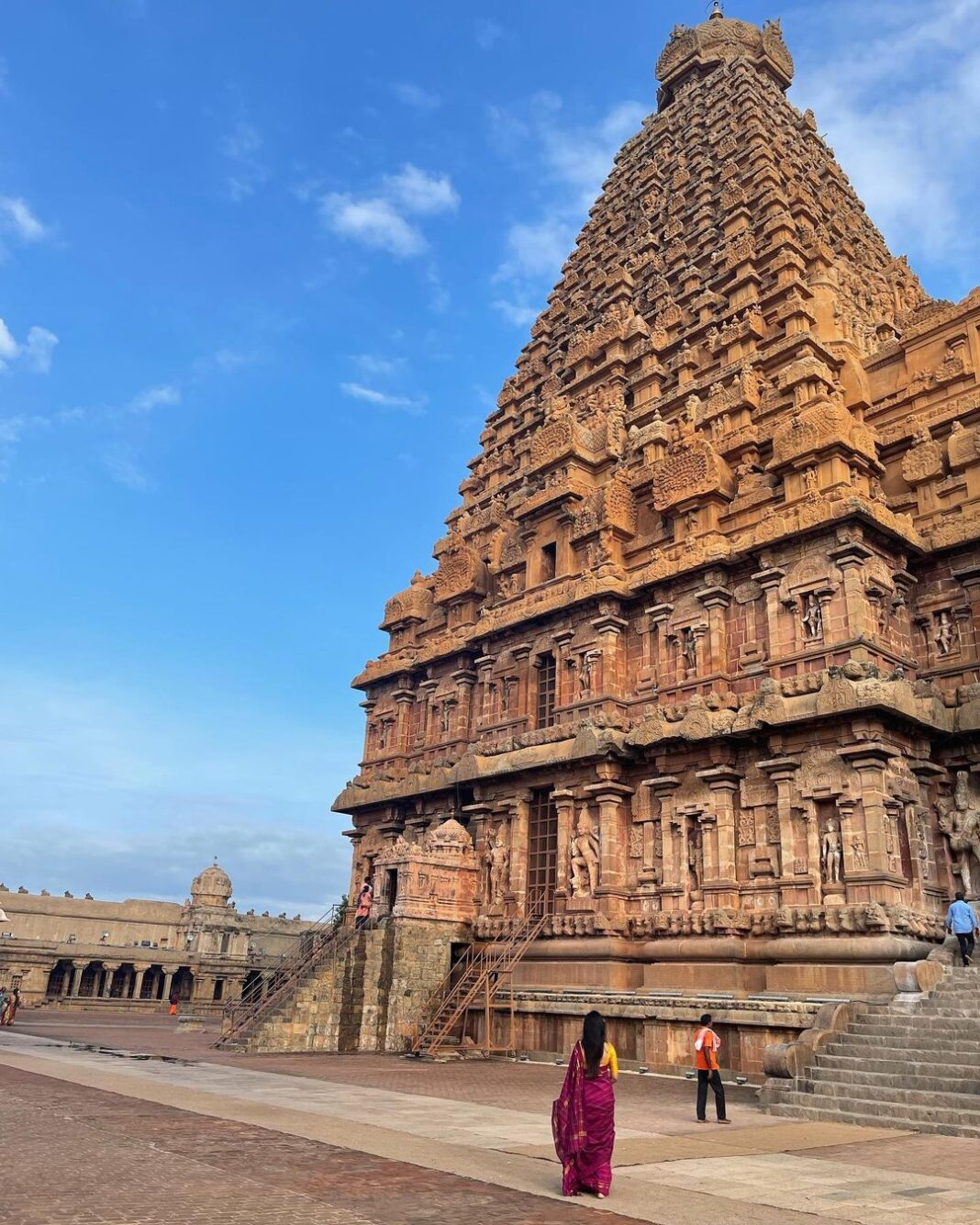 Ramya Pandian Instagram - பிரமிப்பின் பிரமாண்டம் ✨ #tanjorebigtemple #historical #prideoftamilnadu #goodvibesonly
