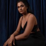 Ramya Pandian Instagram - In the midst of shadows … Photographer @waranyogesh_v Make up @salomirdiamond Hair styling @raisedbrowsbybhavani Styling @theresa.shalini #styledbyshalz Accessories @adorebypriyanka #ramyapandian