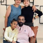 Rashmika Mandanna Instagram – This is my real family, and in 3 days you get to meet my reel family – The #Goodbye Family. ❤️ 

Are you as excited as I am? 
I nominate @shravyavarma @aishwaryakolla and @varshabollamma to upload your family photos and a reminder to block your dates if you haven’t already! 

PS: Watch the film with your family. ☺️ #FamilyHaiTohSabKuchHai

@amitabhbachchan @neena_gupta @pavailgulati @elliavrram @ashishvidyarthi1 @whosunilgrover @sahilmehta4 @abhishekhkhan_ #VikasBahl @balajimotionpictures #GoodCo #SaraswatiEntertainment @ektarkapoor @shobha9168 @virajsawant @bhavinisheth @itsamittrivedi @zeestudiosofficial @zeemusiccompany @penmarudhar @f.a.a.r.a @ruchikaakapoor