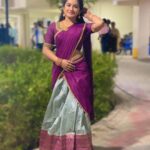 Raveena Daha Instagram – அவள் எங்கே விட்டு சென்றாளோ அங்கே தொடங்கி உன்னை நான் காதல் செய்வேனே🖤😘 

Beautiful halfsaree set and jewellery from @ravikkai_selai 😍

#raveena #raveenadaha