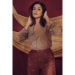 Regina Cassandra Instagram – ✨✨✨

@designbyblueprint
@romanarsinghaniofficial
@jenimakeupartist07
@hairbydrishya
@arifminhaz
@thejaswitanneru
@stylebynavyaanddivya