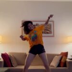 Ritika Singh Instagram – This video by @thequickstyle has become such an important part of my stress management routine 😂
I watch and dance with them every dayyy!!! 
#kalachashma