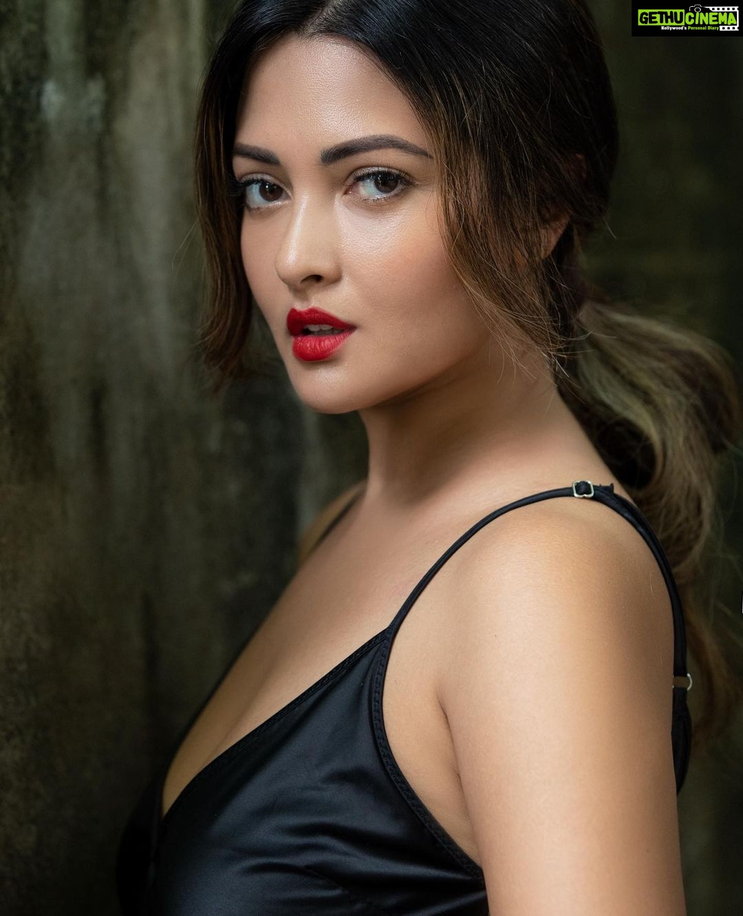 Riya Sen Instagram - Bāliśya is a movement that aims to empower people through the spread of positive thinking while engendering responsible inner growth through sustainable practices by encouraging mindfulness, consciousness and inclusivity by truly believing in the fact that the foundation of our equality lies in the very essence of our diversity. We’d like to take you on a journey where it is mission critical to deconstruct yourself with respect to your present surroundings and return to a state of being that craves knowledge and experience through holistic physical, mental and spiritual evolution. Photo @abhinaskarphotography Haïr @sonam_makeupartist