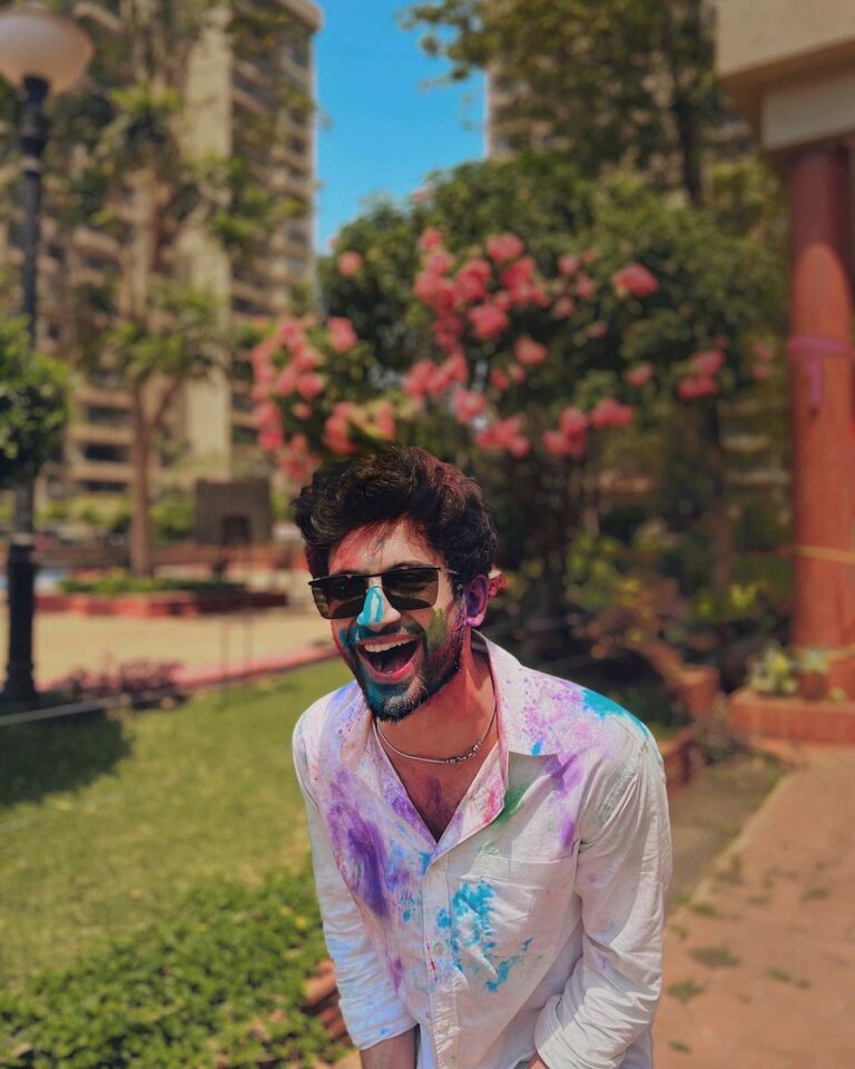 Rohit Suresh Saraf Instagram - Free hugs and kisses and colours and jalebiiii 🥰 Happy Holiiiii!!!!