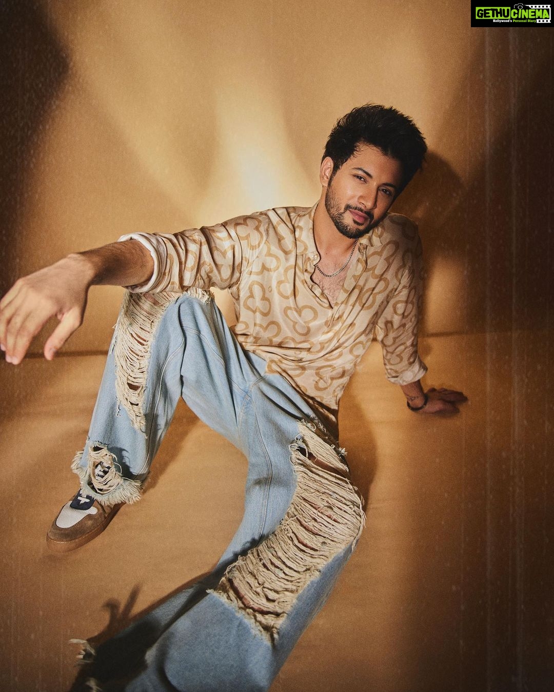 Rohit Suresh Saraf Instagram - Have you watched the #VikramVedha trailer yet?! 🚀💣 Photos by @sheldon.santos Styled by @saloniparekh__ Hair by @styled_by_tanik Make up by @imtiaz_makeup Managed by @kimberley.Fernandes