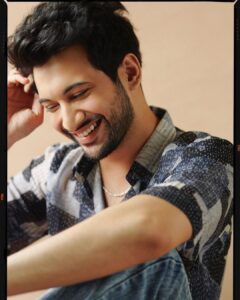 Rohit Suresh Saraf Instagram - Lots of giggles all thanks to @budurbabu 😂 Promotions for #FeelsLikeIshq 🥰♥️ releasing on 23rd July only on @netflix_in Shirt- @naalgo_ Jeans- @dhruvkapoor Shoes- @nike Neckpiece- @inoxjewelryin Styled by @ruhani_s | Asst by @marziatyeby Hair by @styled_by_tanik Grooming by @imtiaz_makeup Shot by the brilliant @vaishnavpraveen 🤗