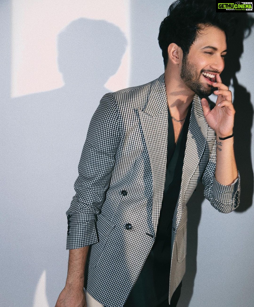 Rohit Suresh Saraf Instagram - @kimberley.fernandes @styled_by_tanik @imtiaz_makeup Photos by @mayank0491 Styled by @theanisha Black waistcoat suit- @lovespace.in Jacket- @studio.xo47 Accessories- @outhousejewellery @houseofshikha @ascend.rohank Shoes- @artimen_tsg Delhi, India