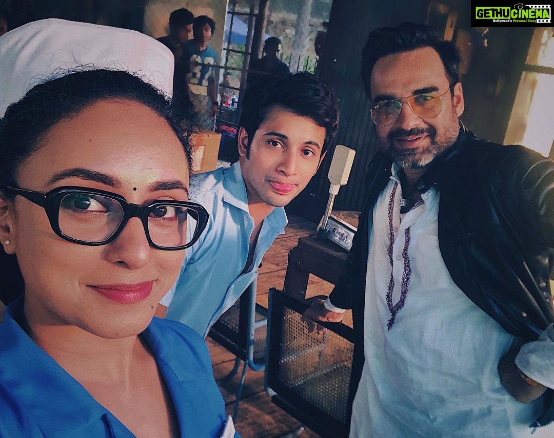 Rohit Suresh Saraf Instagram - April24’19 @pearlemaany and I were on our second schedule of the film. We had been shooting outdoor (partially) all afternoon, with additional lights, in dust and smoke and were 👌 this short of melting. While I was tired and exhausted already, I was equally thrilled because I was going to shoot with ‘The Man’ (@pankajtripathi ) for the first time. Right after lunch, we were called in for the scene and this picture was taken right after my first shot with him. Honestly, being in his company, seeing him perform just few inches away from me, performing WITH HIM was ALL it took, to give me a “fres estart” 🙃💃🏿 #Ludo out on #November12th only on @netflix_in ♥️ @anuragbasuofficial #BhushanKumar @divyakhoslakumar @tanibasu #KrishanKumar #AnuragBasuProductions @tseries.official @tseriesfilms
