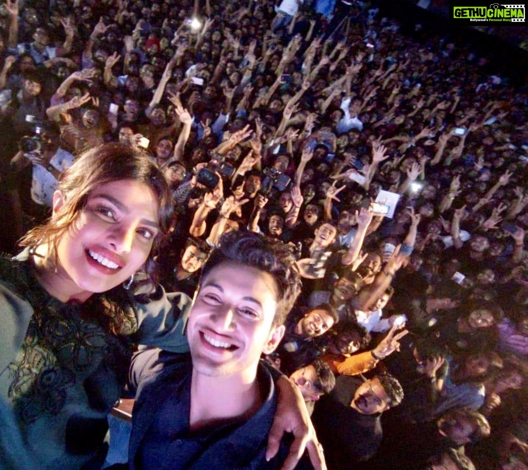 Rohit Suresh Saraf Instagram - Thank you Jaipur! As @priyankachopra says it, I look delirious in this photo.. well, very rightfully so. Thank you for your love. My heart is happy #TheSkyIsPink ♥️ Amity University, Jaipur, Rajasthan