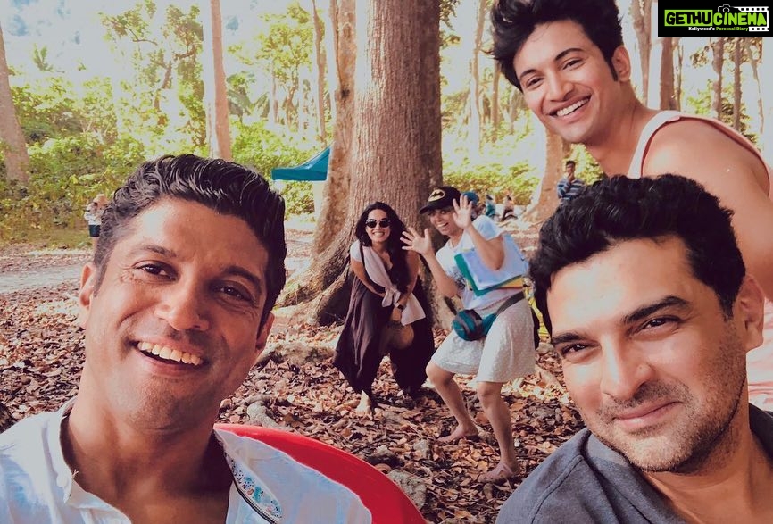 Rohit Suresh Saraf Instagram - So much lost, so much found. Shared silences, unexpected closures, new inspirations, bigger aspirations.. it’s been a rich journey. My heart feels full and I feel content. And with all these emotions, I'll never see a coloured sky the same way again. It's a wrap on #TheSkyIsPink ♥️ I lived it and I loved it. Thanks to everyone who were a part of it. See y’all on 11th October’19!! @roykapurfilms @rsvpmovies