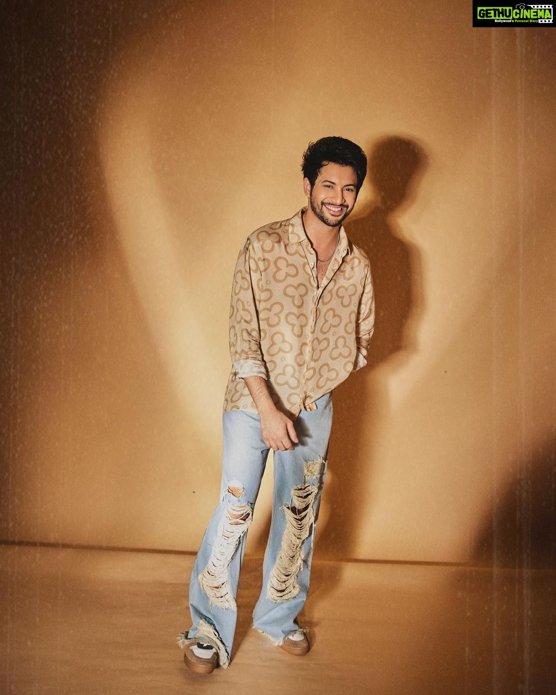 Rohit Suresh Saraf Instagram - Have you watched the #VikramVedha trailer yet?! 🚀💣 Photos by @sheldon.santos Styled by @saloniparekh__ Hair by @styled_by_tanik Make up by @imtiaz_makeup Managed by @kimberley.Fernandes