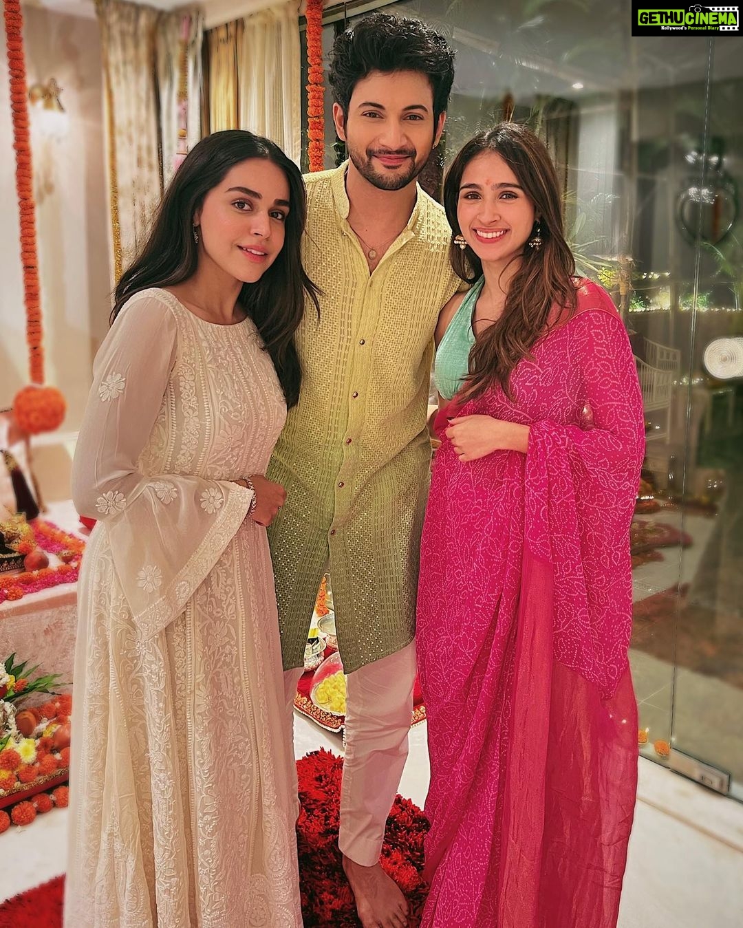 Rohit Suresh Saraf Instagram - Best time of the year with the best girls ♥️ @jibraan.khan ‘s missing, as always :)
