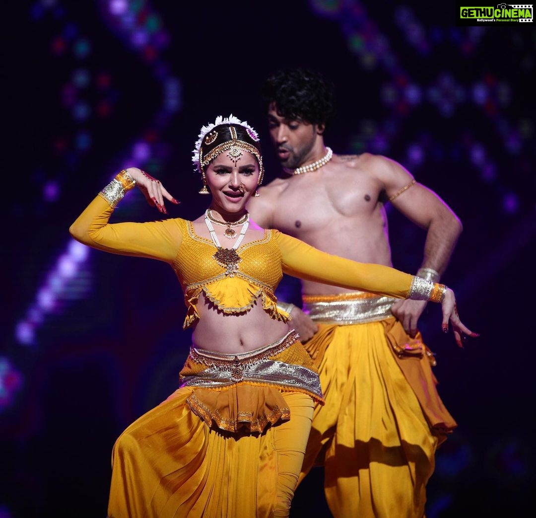 Rubina Dilaik Instagram - I see you …. I feel your Love ! Thats the reason , I say I am A FAN OF MY FANS ❤️…….. keep supporting us with your valuable votes : : : #jhalakdikhlajaa #10 #rubinadilaik #rubinam