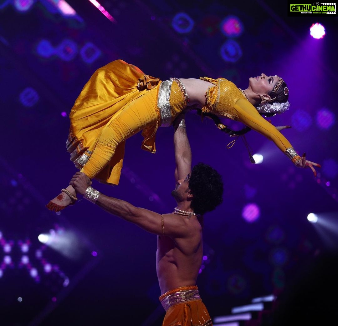 Rubina Dilaik Instagram - I see you …. I feel your Love ! Thats the reason , I say I am A FAN OF MY FANS ❤️…….. keep supporting us with your valuable votes : : : #jhalakdikhlajaa #10 #rubinadilaik #rubinam