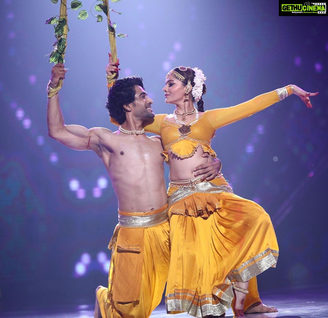 Rubina Dilaik Instagram - I see you …. I feel your Love ! Thats the reason , I say I am A FAN OF MY FANS ❤️…….. keep supporting us with your valuable votes : : : #jhalakdikhlajaa #10 #rubinadilaik #rubinam