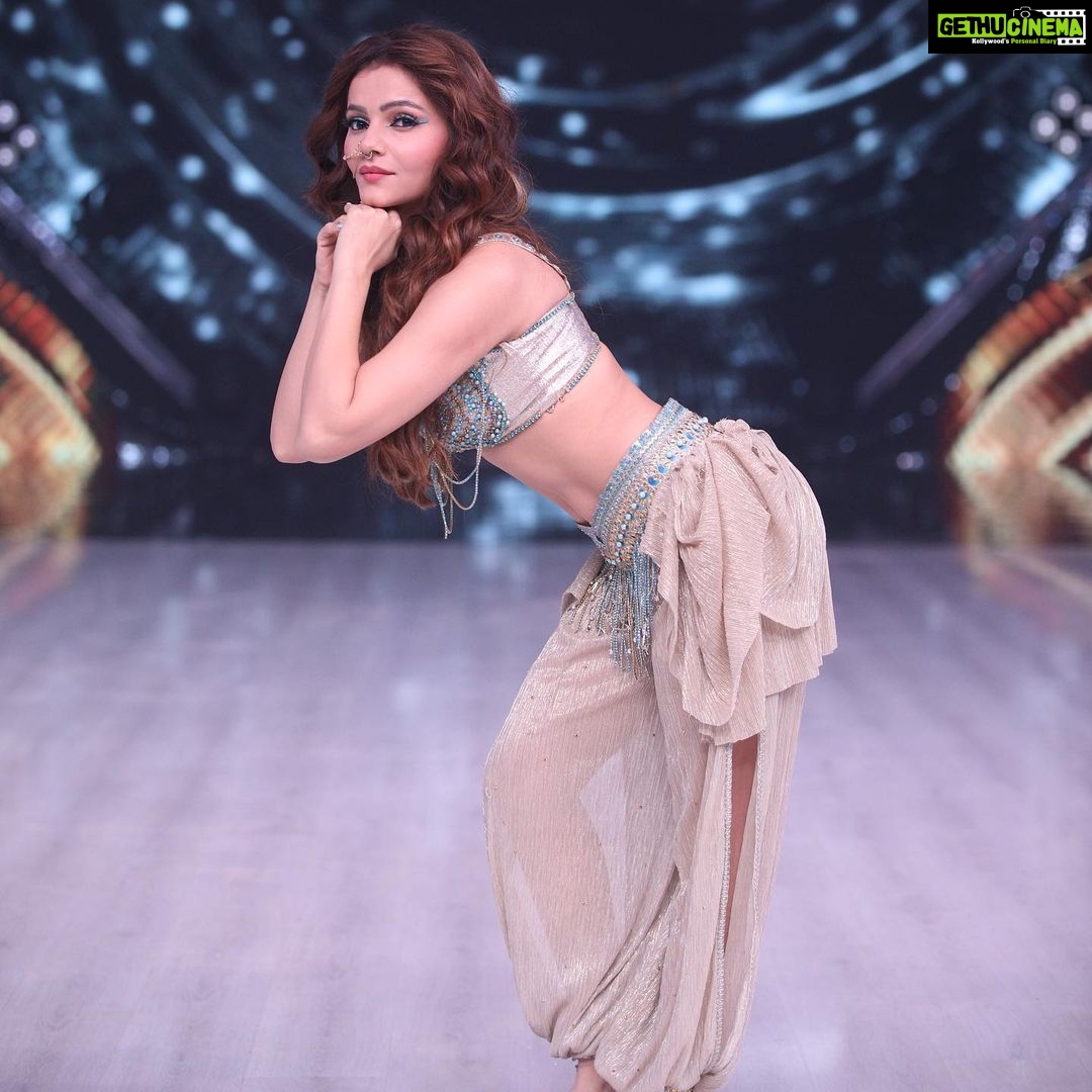 Rubina Dilaik Instagram - Desh ki Demand aur @sanamjohar ka command dono sarr-ankho par 😋 Iss Saturday-Sunday ko dekhiye #jhalakdikhlajaa #10 @colorstv par raat 8pm . . . #rubinadilaik #love #live #dance ♥️