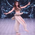 Rubina Dilaik Instagram – Desh ki Demand aur @sanamjohar ka command dono sarr-ankho par 😋
Iss Saturday-Sunday ko dekhiye #jhalakdikhlajaa #10 @colorstv par raat 8pm 
.
.
.
#rubinadilaik #love #live #dance ♥️