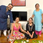 Rubina Dilaik Instagram - Prem bhaav se bhojan khilaana sabse punya ( great deed) ka kaam hai! Aai aur @hegdeg Sahib har utsav par vinamrtaa se atithi satkaar karte hain ♥️…. Aapke liye hamesha hamare @ashukla dil mein aadar satkaar rahega….