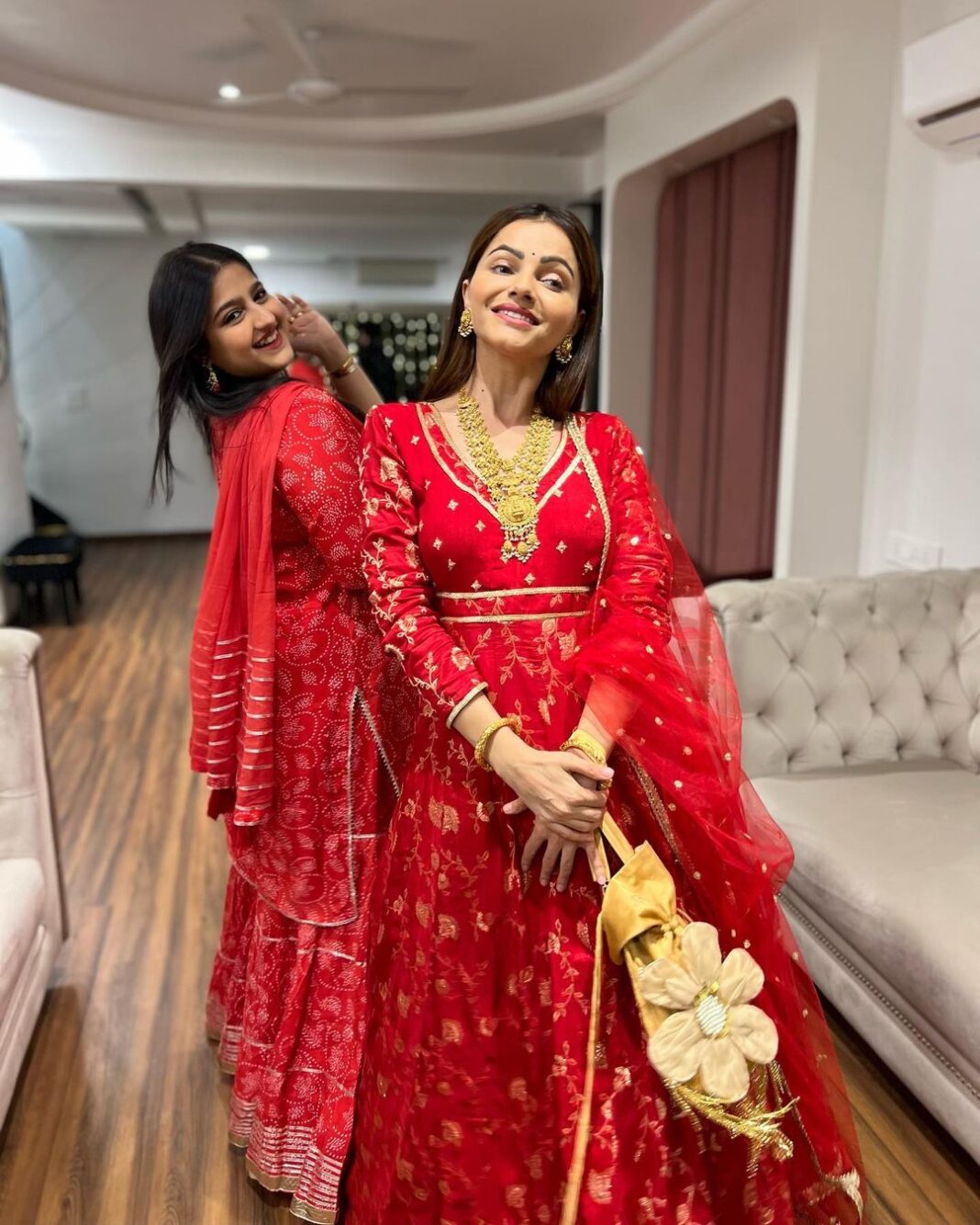 Rubina Dilaik Instagram - Shubh Deepaavali ♥️ . . . Styling: @ashnaamakhijani Outfits: @fittingroomcouture Clutch : @oceana_clutches