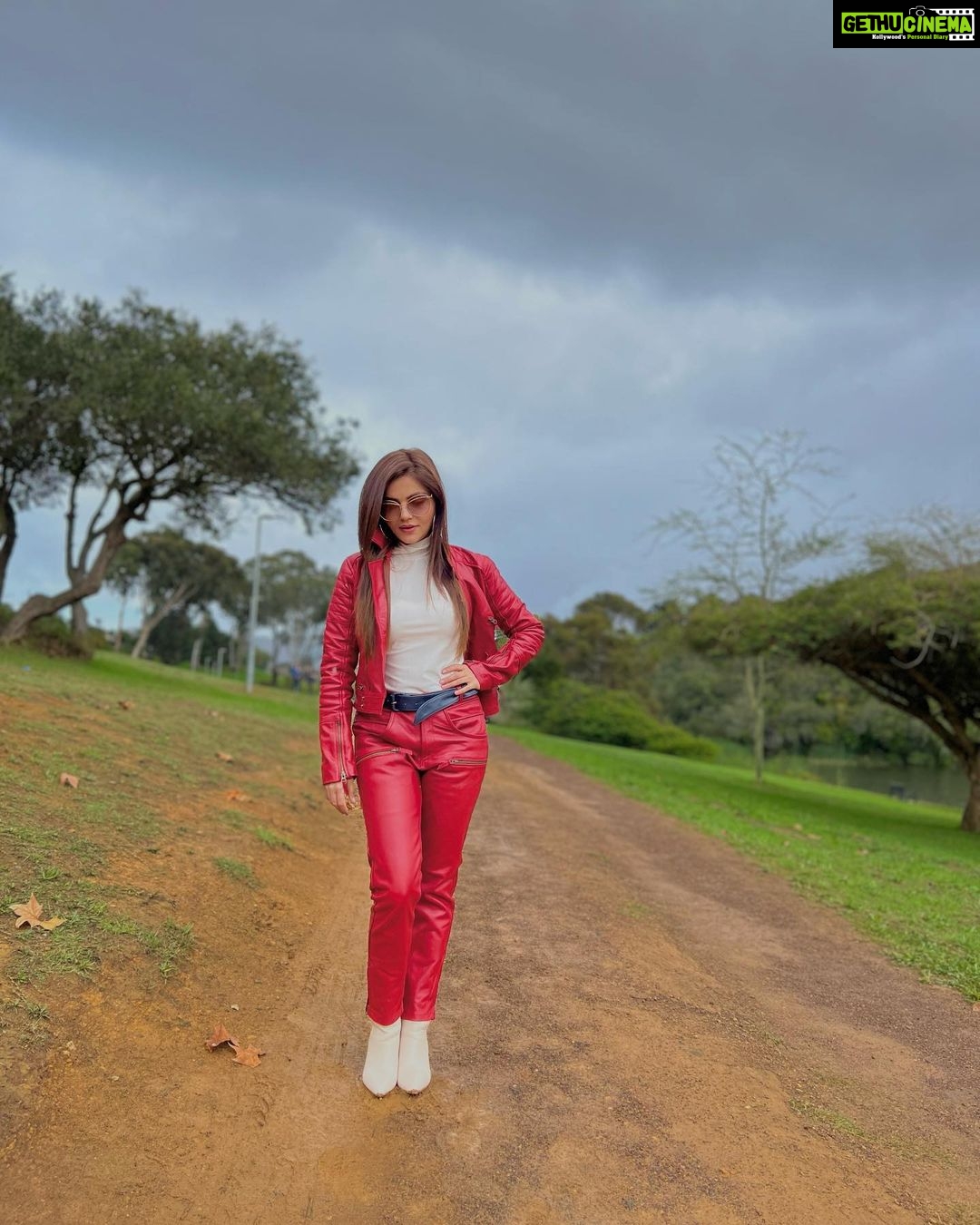 Rubina Dilaik Instagram - I may look confident, but I am not always , I just don’t let you hear the voices in my head …… . . this sure is my confident look by @sumanfashionmaker
